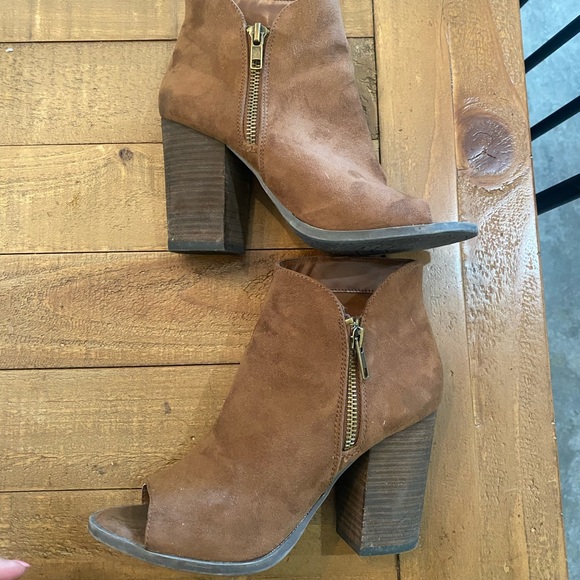 Carlos Santana Suede Booties. - Picture 7 of 8